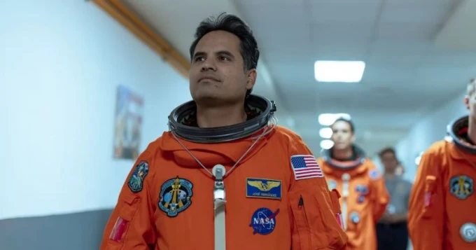 Michael Peña se atreve a soñar en el tráiler de 'A Million Miles Away'