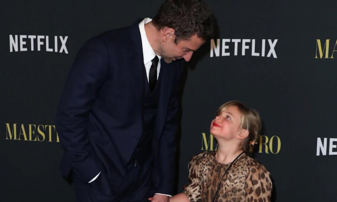 Lea, hija de Bradley Cooper, posa en la alfombra roja en la Premiere de 'Maestro'