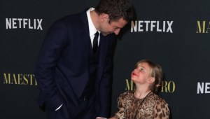 Lea, hija de Bradley Cooper, posa en la alfombra roja en la Premiere de 'Maestro'