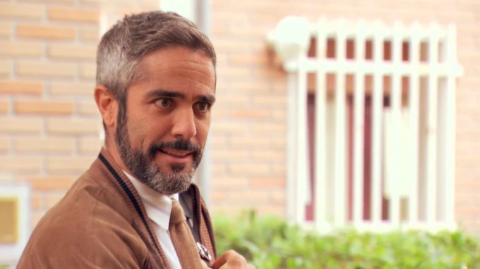 Roberto Leal hace un cameo en Amar es para siempre como profesor de Manolita