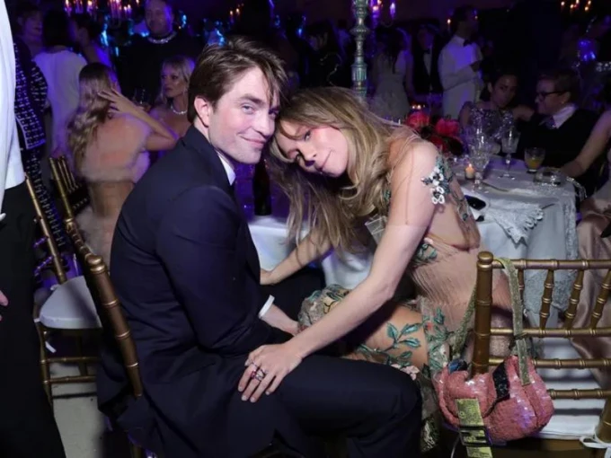 Las fotos de Robert Pattinson y Suki Waterhouse que revelan su compromiso