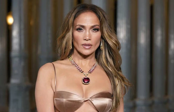 Jennifer Lopez deslumbra en bikini blanco durante sus vacaciones