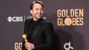 Kieran Culkin se burla de Pedro Pascal tras arrebatarle el Globo de Oro