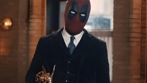 Ryan Reynolds acepta su Emmy vestido de Deadpool
