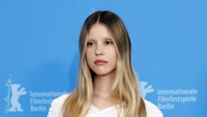 La actriz Mia Goth es acusada de patear la cabeza de un extra