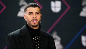 Rauw Alejandro disfruta de la compañía de la modelo Romane en París