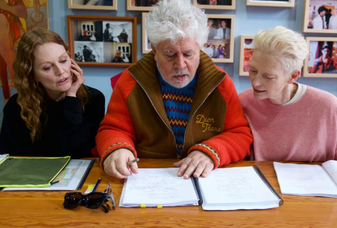 Almodóvar rodará 'La habitación de al lado' en inglés con Julianne Moore y Tilda Swinton