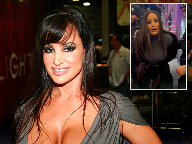 Detienen a la ex actriz porno Lisa Ann en un show en vivo