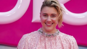 Greta Gerwig brilla en el almuerzo previo a los Oscars