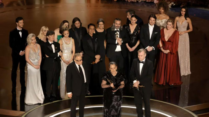 'Oppenheimer' arrasa en la noche de los Oscar con 7 galardones