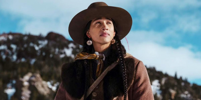 Encuentran muerto al actor Cole Brings Plenty, de 27 años
