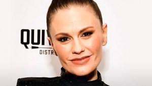 Anna Paquin aparece en la alfombra roja con bastón, ¿Qué ha pasado?