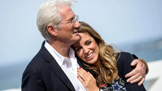 Richard Gere se muda a España con Alejandra Silva