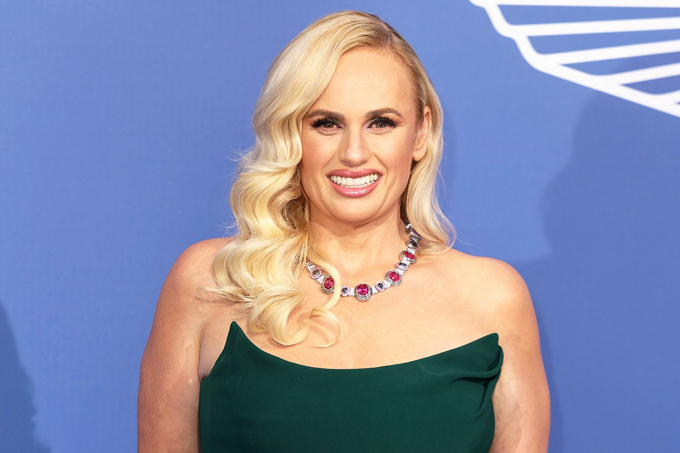 Rebel Wilson reveló que fue invitada a participar en una orgía por parte de la realeza.