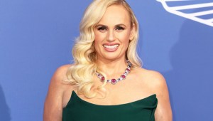 Rebel Wilson reveló que fue invitada a participar en una orgía por parte de la realeza.