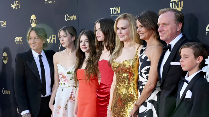 Las hijas de Nicole Kidman debutan en la alfombra roja en homenaje a su madre