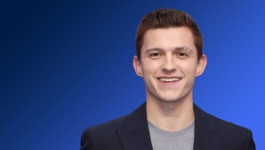 Tom Holland impacta con su nuevo corte de pelo en el estreno de su obra teatral