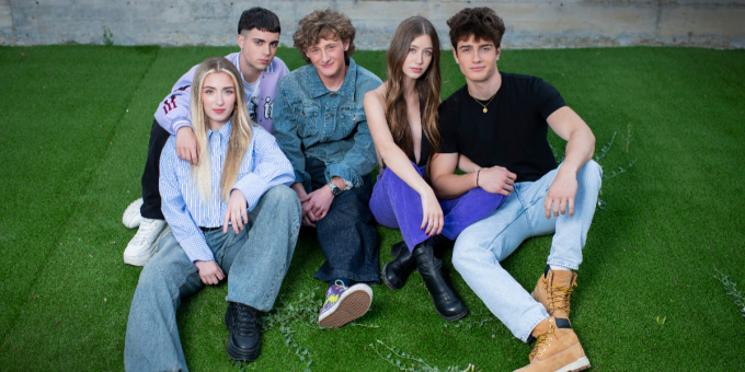 Revelación en la pantalla: El vibrante elenco de 'FoQ: La nueva generación' que desafía a los íconos televisivos