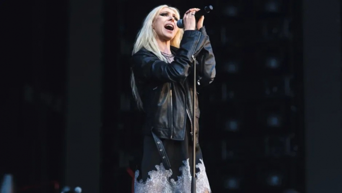 Taylor Momsen atacada por un murciélago en pleno concierto: ¡El momento más aterrador de su carrera!