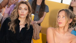 Polémica en el desfile de Desigual: Paris Jackson ignora a Ester Expósito