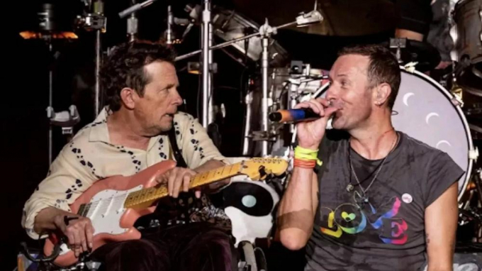 Michael J. Fox emociona al público de Glastonbury tocando con Coldplay a pesar del Parkinson