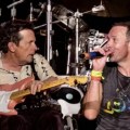 Noticia Michael J. Fox emociona al público de Glastonbury tocando con Coldplay a pesar del Parkinson