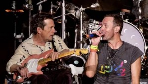 Michael J. Fox emociona al público de Glastonbury tocando con Coldplay a pesar del Parkinson