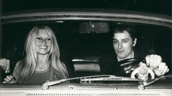 Alain Delon, con Brigitte Bardot en 1967, era más conocido por su apariencia que como coleccionista de arte.