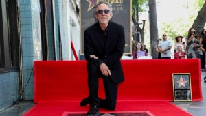 Tim Burton recibe su estrella en el Paseo de la Fama de Hollywood