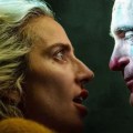 Noticia ¡Lady Gaga desata el caos en el cine! ¡Reparte palomitas y grita “disfruten del maldito espectáculo” en pleno estreno de Joker 2!