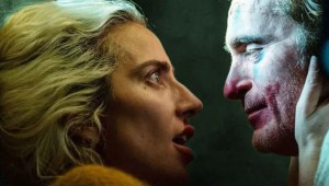 ¡Lady Gaga desata el caos en el cine! ¡Reparte palomitas y grita “disfruten del maldito espectáculo” en pleno estreno de Joker 2!