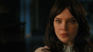 primer tráiler de 'La acompañante':Jack Quaid se convierte en un psicópata peligroso.