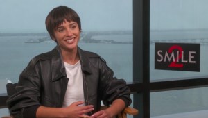 Entrevista: Naomi Scott de ‘Smile 2’ deslumbra con altas dosis de terror