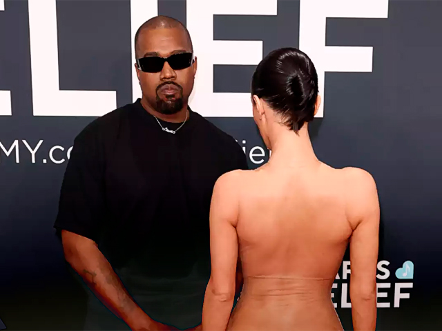 Controversia en los Grammy: Bianca Censori, esposa de Kanye West, sorprende al posar desnuda en la alfombra roja