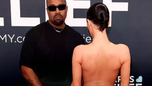 Controversia en los Grammy: Bianca Censori, esposa de Kanye West, sorprende al posar desnuda en la alfombra roja
