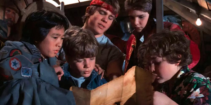 Los actores de Los Goonies se reúnen para celebrar un Hito Profesional de Ke Huy Quan
