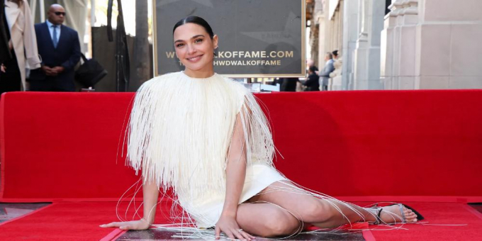 Gal Gadot recibe su estrella en el Paseo de la Fama en medio de protestas por su postura política