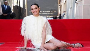 Gal Gadot recibe su estrella en el Paseo de la Fama en medio de protestas por su postura política