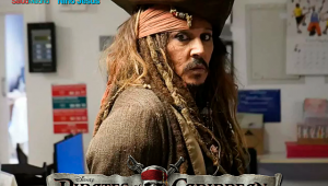 Johnny Depp emociona al personificar a Jack Sparrow durante una visita solidaria al Hospital Niño Jesús de Madrid