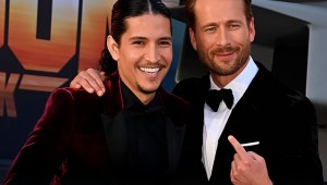 Danny Ramírez se infiltra entre los fans de Glen Powell y provoca una reacción impagable