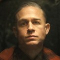 Noticia Hunnam al Límite: Metamorfosis y ruptura para encarnar al Asesino Ed Gein
