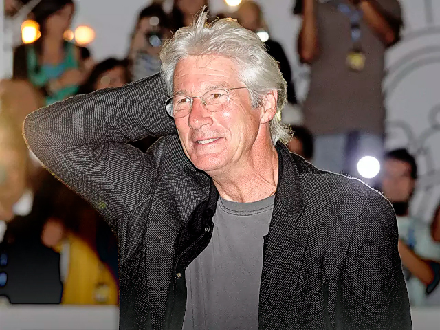 Richard Gere desata la locura en Murcia al encender el árbol de Navidad y dejarlo todo a oscuras