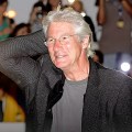 Noticia Richard Gere desata la locura en Murcia al encender el árbol de Navidad y dejarlo todo a oscuras