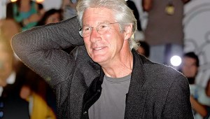 Richard Gere desata la locura en Murcia al encender el árbol de Navidad y dejarlo todo a oscuras