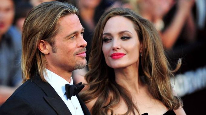 Angelina Jolie acusa a Brad Pitt de agredirla y golpear a sus hijos.