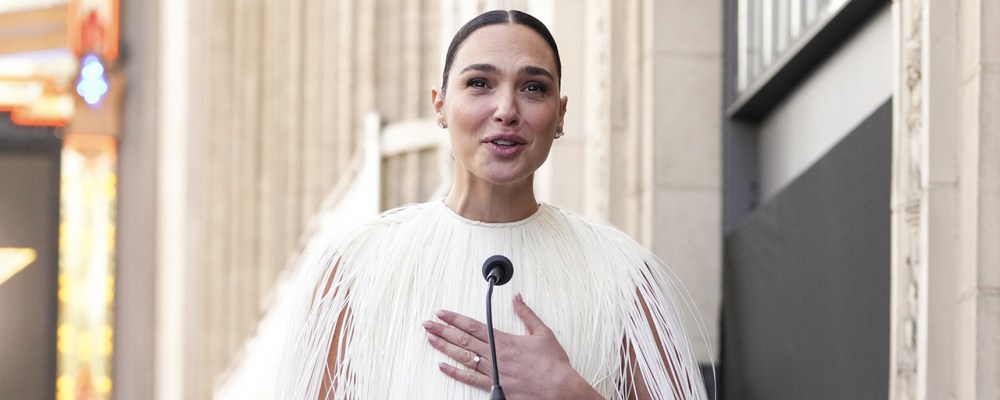 Gal Gadot recibe su estrella en el Paseo de la Fama en medio de protestas por su postura política