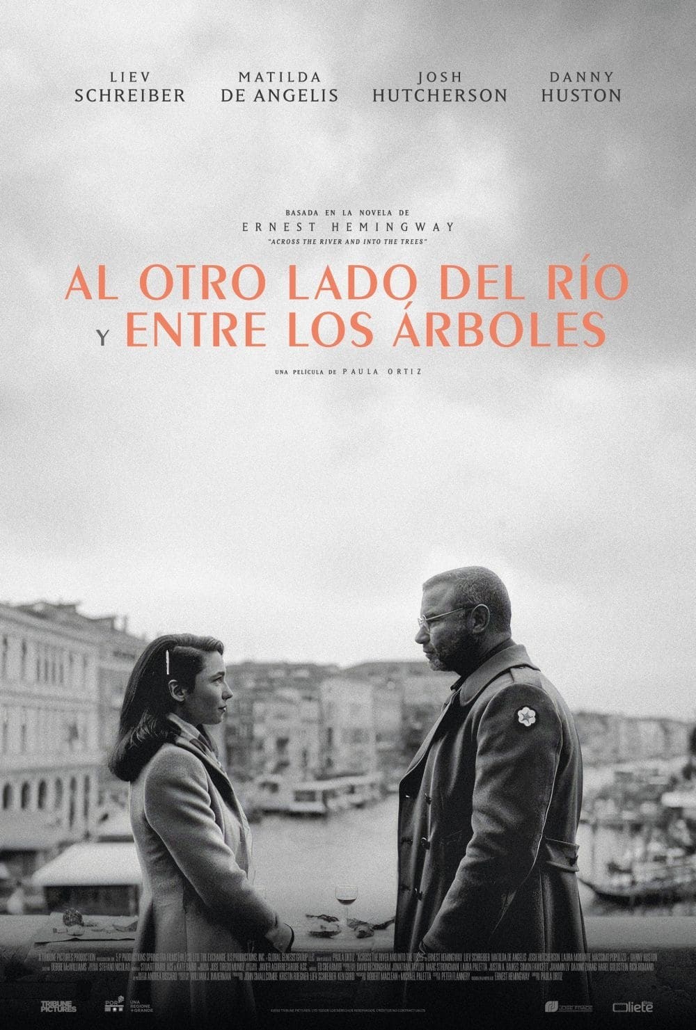 Poster de AL OTRO LADO DEL RÍO Y ENTRE LOS ÁRBOLES en español