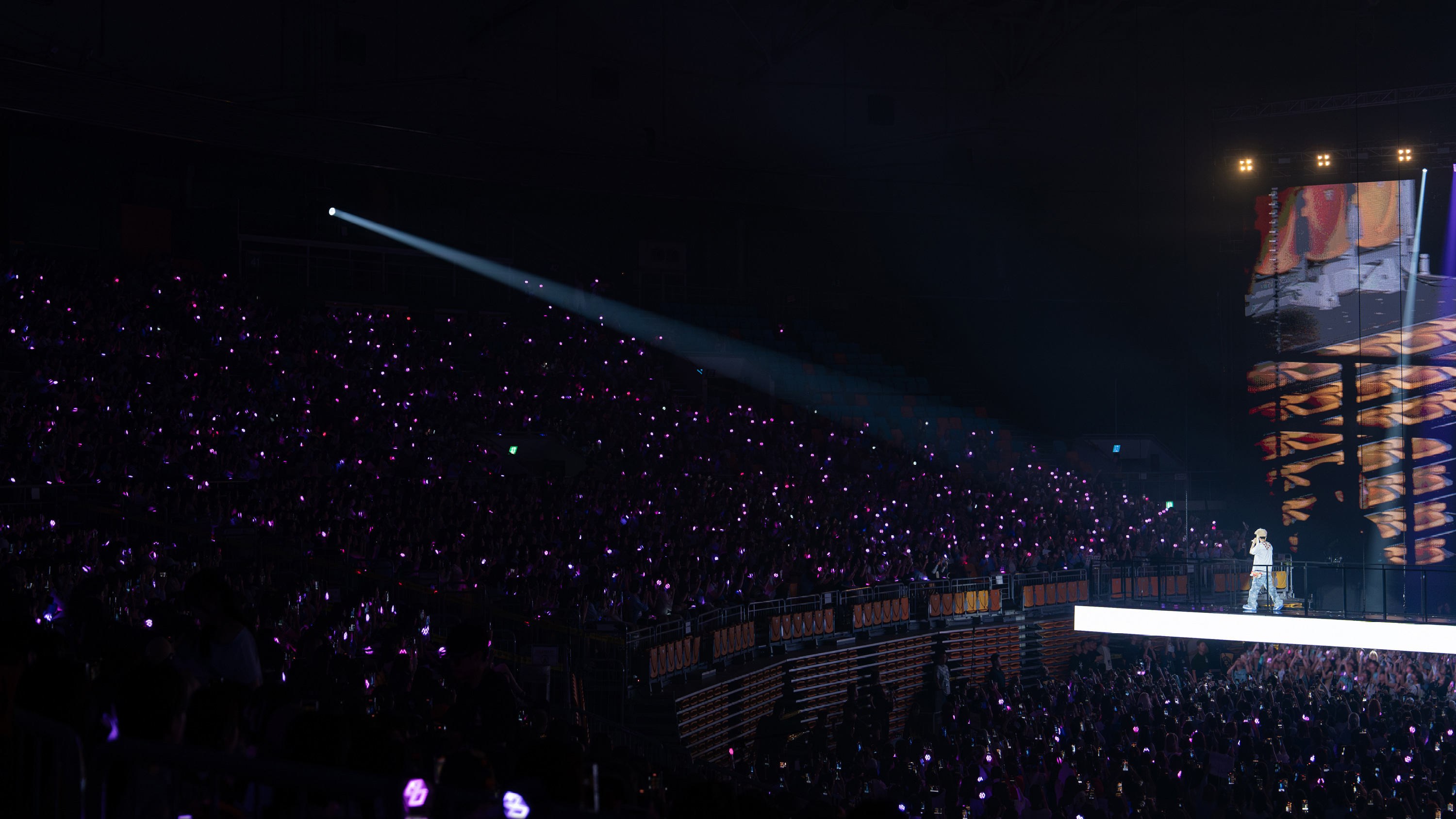 Foto de BAEKHYUN: LONSDALEITE [DOT] IN CINEMAS