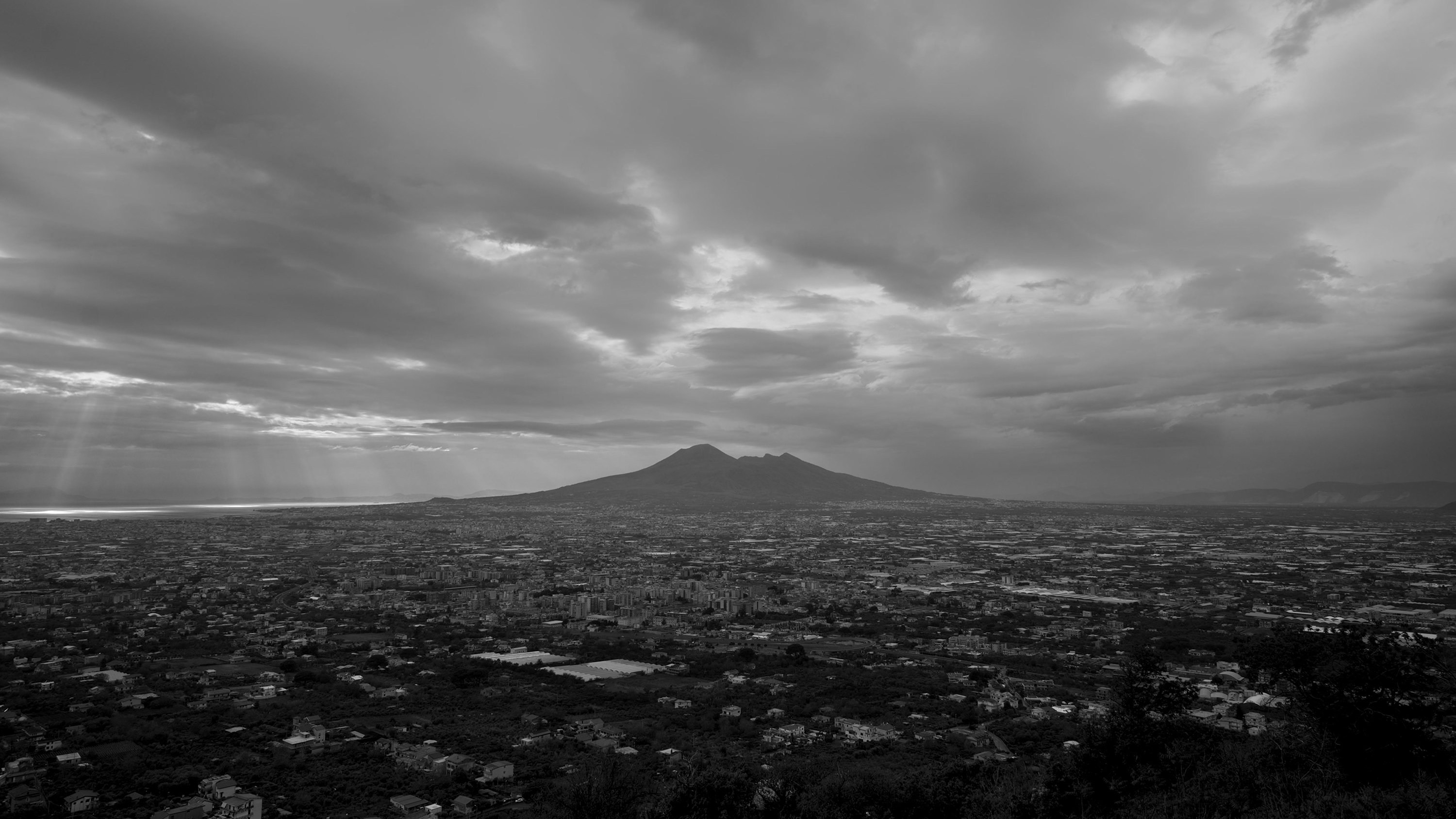 Foto de BELOW THE CLOUDS