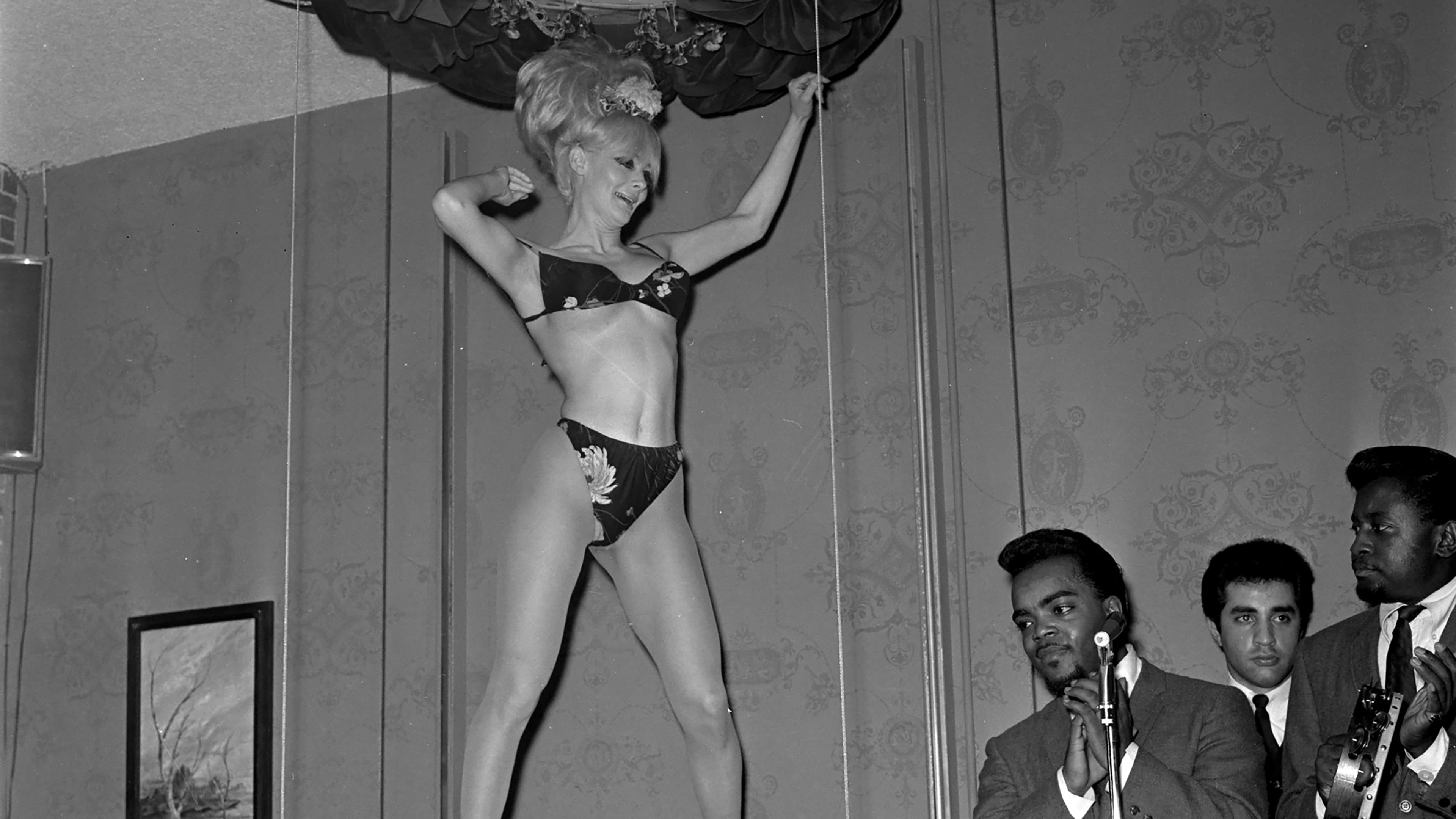 Foto de CAROL DODA TOPLESS AT THE CONDOR